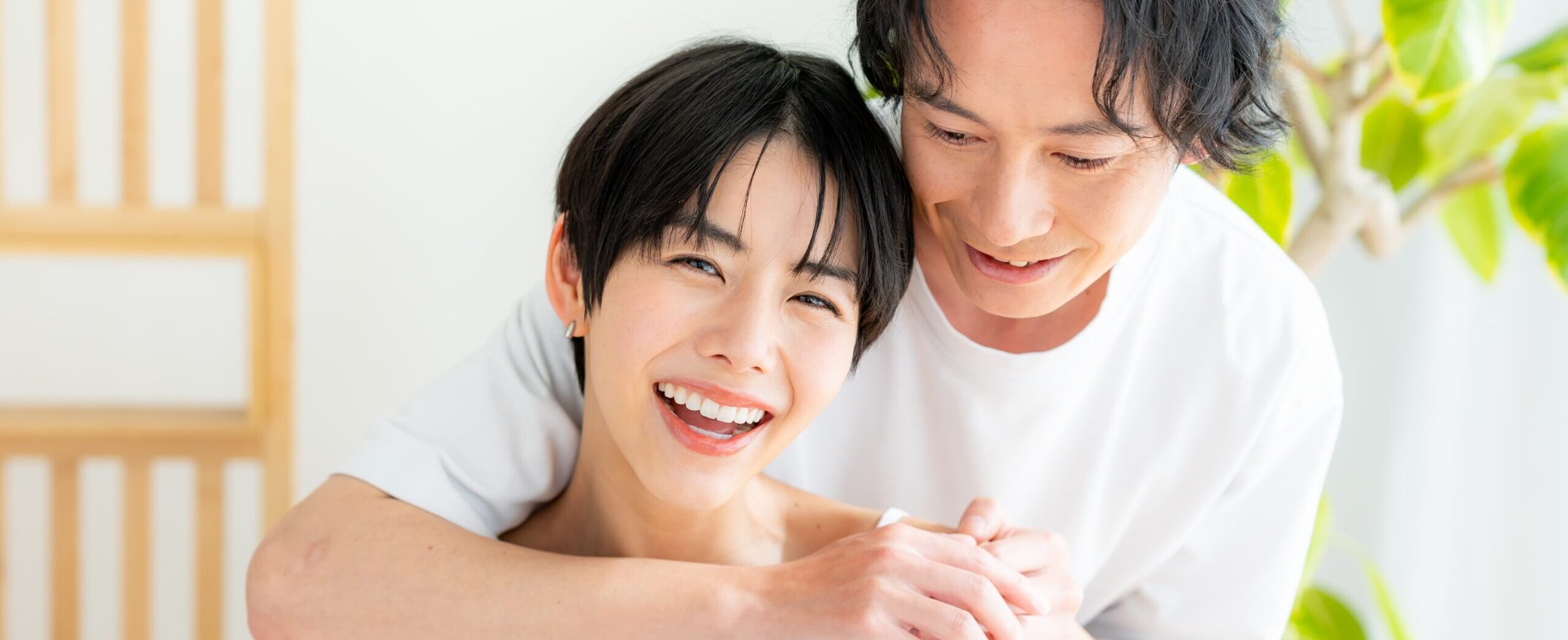 SwitchBotを活用してスマートホーム化された室内で、照明や家電を連携して操作するイメージ